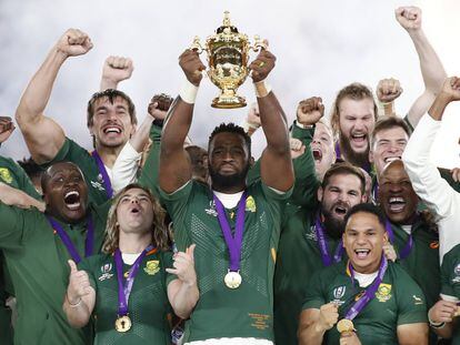 Los Springboks levantan el trofeo.