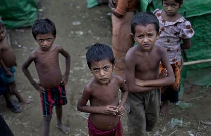 Un grupo de niños rohingya en el campo de Dar Paing, en Rajáin (Myanmar)