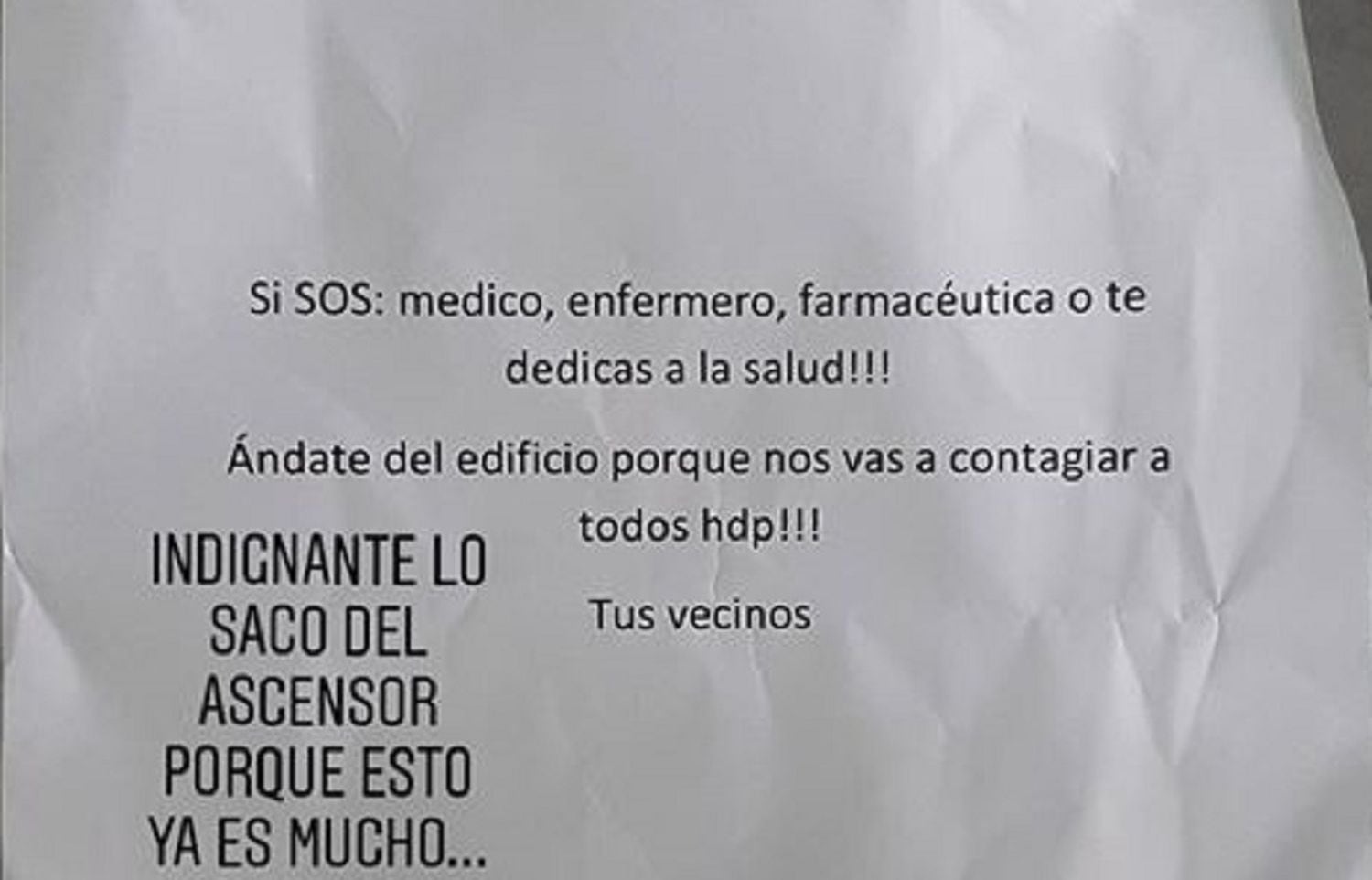 Imagen de la advertencia que recibió el farmacéutico Fernando Gaitán en el elevador de su piso de Buenos Aires.