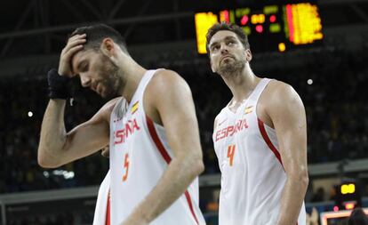 Rudy Fernandez (i) y Pau Gasol se lamentan tras la derrota ante Brasil.