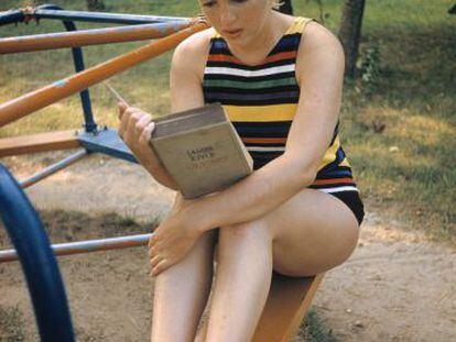 Marilyn Monroe leyendo 'Ulysses' de James Joyce, en un parque de Long Island en 1955.
