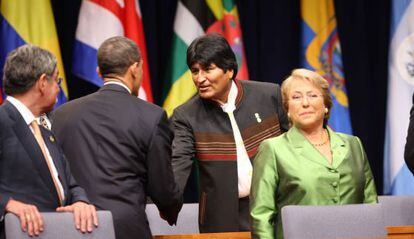 Morales y Obama se saludan en presencia de Bachelet en 2009.