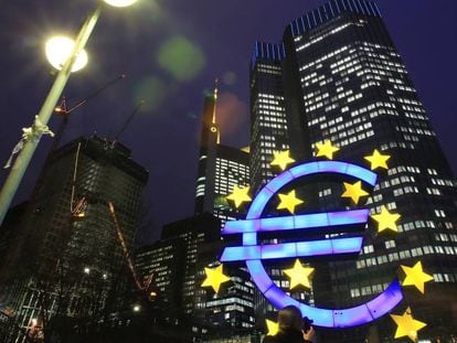 Símbolo del euro frente al edificio del BCE.