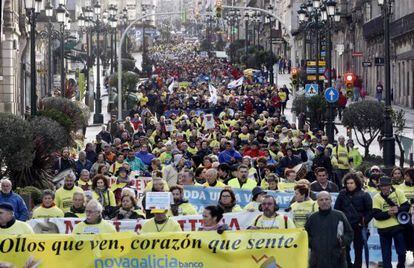 Miles de afectados por las preferentes se manifiestan en VIgo.