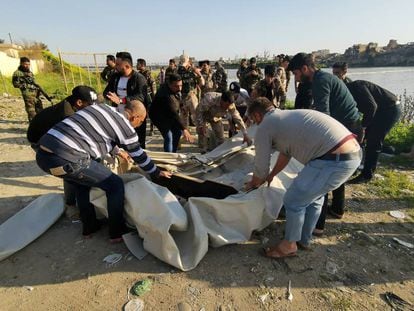 Varias personas ayudan en el rescate junto al río Tigris en Bagdad (Iraq).