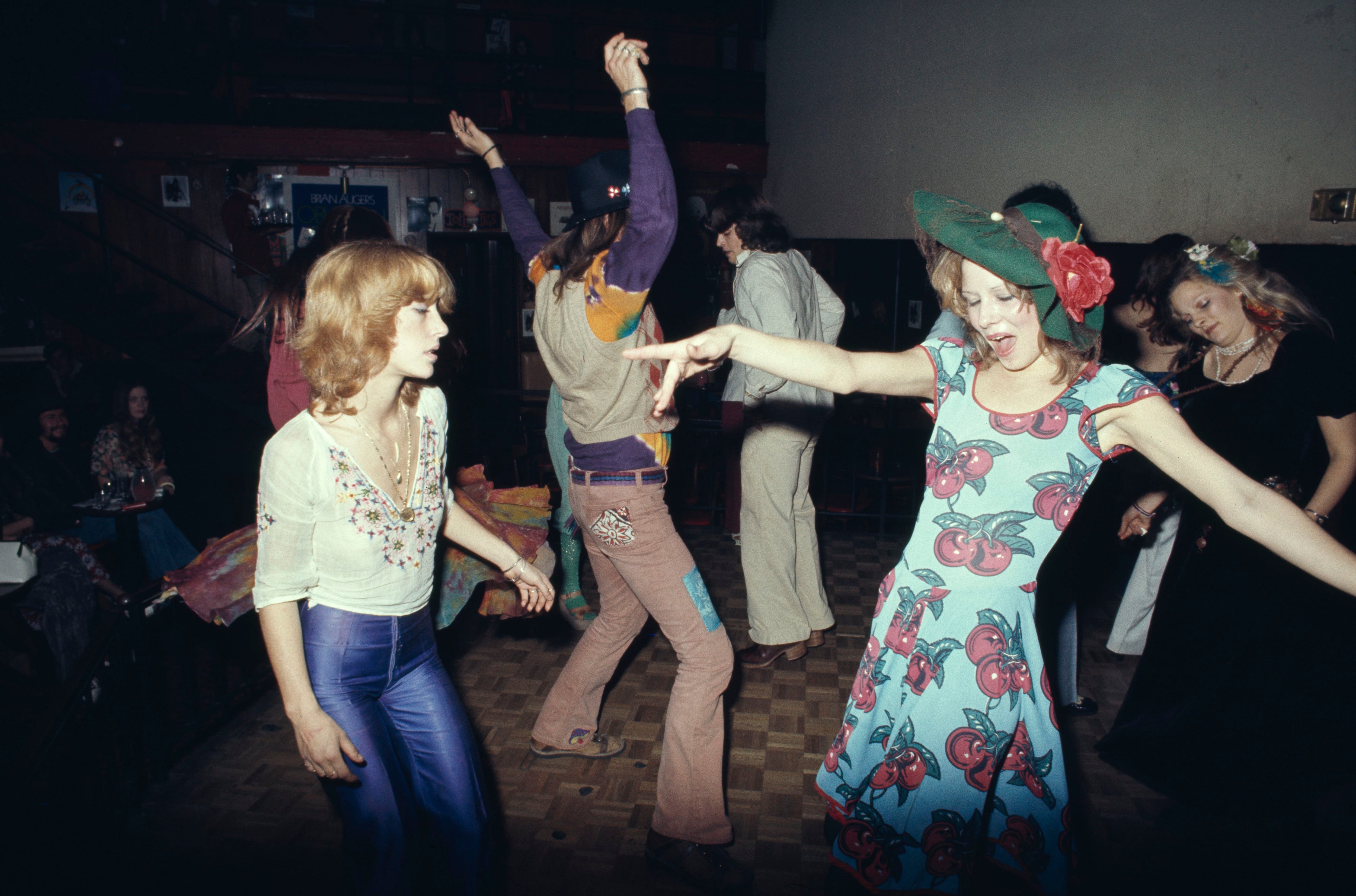 La ciencia del baile: “En la discoteca nos sincronizamos como una bandada de estorninos”