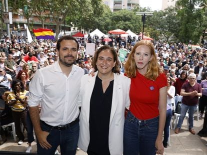 El ministro de Consumo, Alberto Garzón, junto a la alcaldesa de Barcelona, Ada Colau, y la secretaria de Organización de Podemos y secretaria de Estado para la Agenda 2030, Lilith Vestrynge.