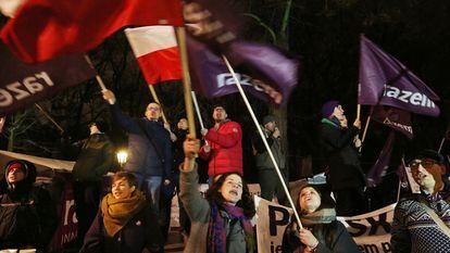 Manifestaci&oacute;n contra el Ejecutivo de Szydlo y la reforma constitucional en Varsovia el 10 de marzo.