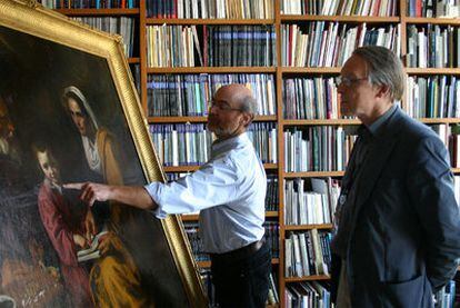 Laurence B. Kanter, conservador de arte europeo de Yale, señala a Ian McClure, conservador jefe de la Yale University Art Gallery, un detalle de <i>La educación de la Virgen.</i>