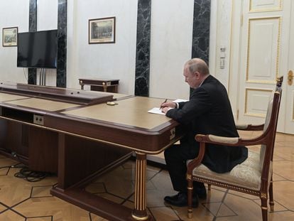 Vladímir Putin (derecha) asiste a una reunión con el ministro de Defensa ruso, Serguéi Shoigú (centro), y el jefe del Estado Mayor ruso, Valery Gerasimov, este domingo en Moscú.