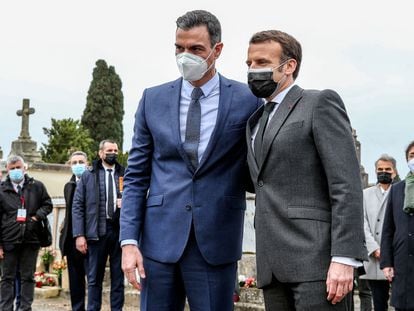 El presidente español, Pedro Sánchez, y el francés, Emmanuel Macron, ante la tumba de Manuel Azaña en Montauban, en el sur de Francia, este lunes.
