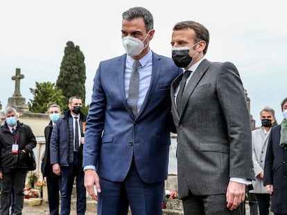 El presidente español, Pedro Sánchez, y el francés, Emmanuel Macron, ante la tumba de Manuel Azaña en Montauban, en el sur de Francia, este lunes.