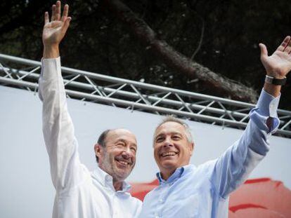 Alfredo Pérez Rubalcaba y Pere Navarro, en Barcelona.