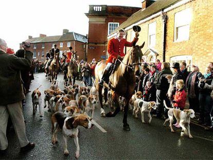 Los cazadores y sus perros salen a la caza del zorro aclamados por la multitud en Market Bosworth.