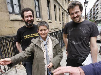 Mariasun Pagoaga, junto a Jon Garaño (a la izquierda) y José Mari Goenaga, ayer, en San Sebastián.