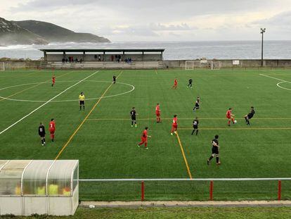 El campo del Muxía FC, pegado al océano Atlántico, en la Costa da Morte, donde juegan desde los benjamines hasta el primer equipo.