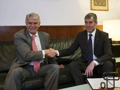  El ministro de Asuntos Exteriores, Alfonso Mar&iacute;a Dastis, izquierda, saluda al presidente de Canarias, Fernando Clavijo.