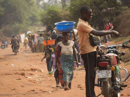 Mujeres portan cestos en Tshikapa, en la regi&oacute;n de Kasai, afectada por la violencia en Rep&uacute;blica Democr&aacute;tica del Congo. 