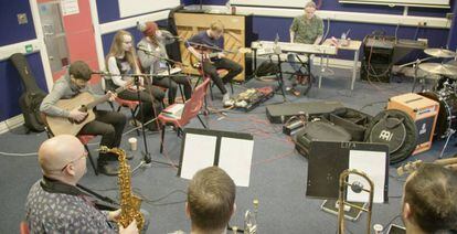 Jacobo Serra ensaya con los alumnos de la escuela de Paul McCartney.