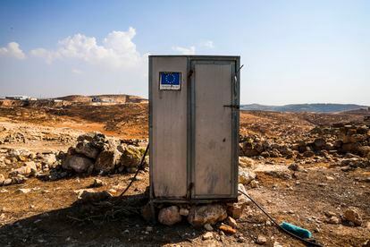 Restos de un contenedor con ayuda humanitaria, este miércoles en el sur de Cisjordania.