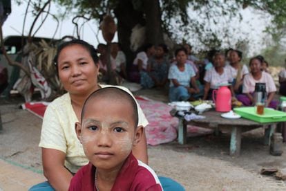 Ma Yee Win con su hijo pequeño en uno de los campos de protesta de Letpadaung.