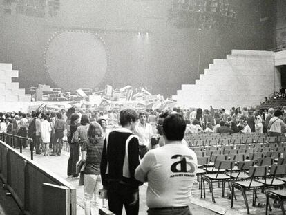 En agosto de 1980, la gira de 'The wall' recaló seis días en el local Earls Court, de Londres. Unos 20.000 espectadores por noche. Esta es una imagen del final del concierto, con la gente abandonando el recinto después de caer el muro. En vídeo, la banda toca 'In the flesh' en uno de esos conciertos.