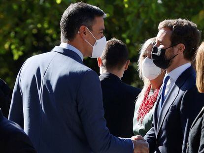 El presidente del Gobierno, Pedro Sánchez, saluda al líder del PP, Pablo Casado, a su llegada al Monasterio de Yuste el pasado mes de octubre.