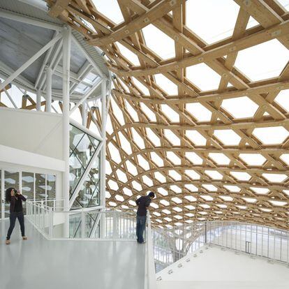 Interior del Centro Pompidou de Metz, diseñado por Shigeru Ban. 2010