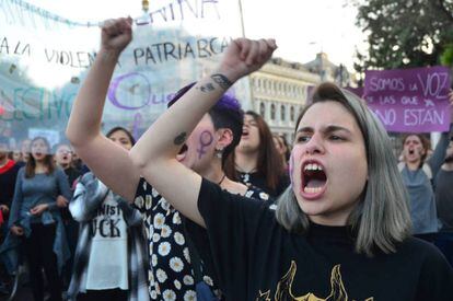 Una mujer protesta contra la sentencia del 'caso La Manada', en Madrid el 4 de abril.