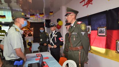 Policías de Colombia durante una actividad en la Escuela de Policía Simón Bolívar, ubicada en Tuluá, Valle del Cauca, recrearon escenas alusivas al periodo de la Alemania nazi.
