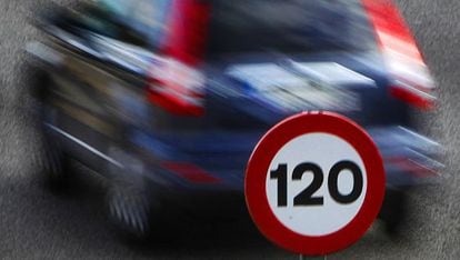 Señal que limita la velocidad a 120 kilómetros por hora en Madrid.