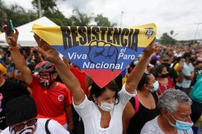 Manifestantes en Puerto Resistencia, epicentro de las protestas contra el gobierno de Iván Duque, en Cali.