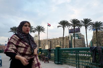 Una mujer pasea por la plaza Tahrir de El Cairo, el epicentro de las manifestaciones que en 2011 destronaron al dictador Hosni Mubarak.