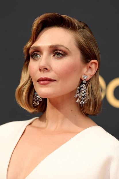 Detalle del maquillaje en tonos tierra y los espectaculares pendientes de Elizabeth Olsen.