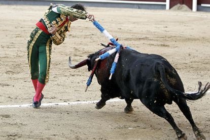 Padilla coloca una banderilla al cuarto de la tarde.