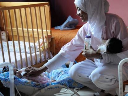 Una enfermera atiende a varios ni&ntilde;os en un orfanato de Marruecos. 