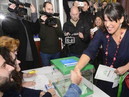 Teresa Rodr&iacute;guez, cabeza de lista de Adelante Andalucia, vota en C&aacute;diz. .