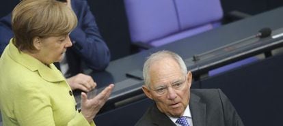 La canciller alemana, Angela Merkel  y su ministro de Finanzas, Wolfgang Schaeuble hablan en el Bundestag en Berl&iacute;n
