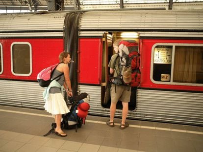 Dos jóvenes mochileros viajan en tren por Europa.