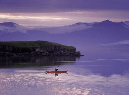 Un hombre hace piragüismo en un lago de Islandia