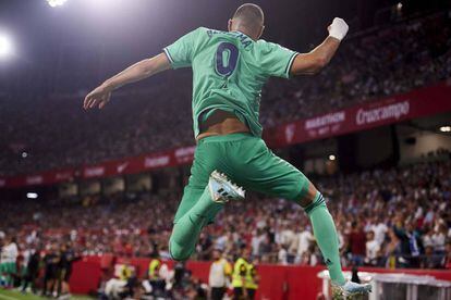 Benzema celebra su gol al Sevilla en el Pizjuán.