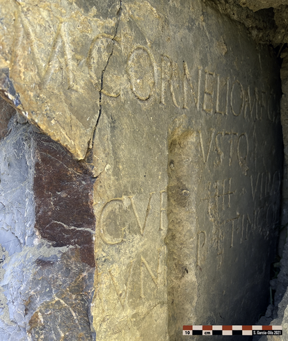 Inscripción en la parte interior del pedestal romano encontrado en las ruinas del monasterio de Santa Eulalia de Marchena.