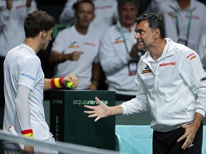 Bruguera anima a Carreño durante las Finales de la Copa Davis, el mes pasado en Málaga.