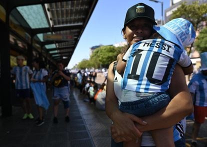 Un niño lleva una playera de Lionel Messi en las calles de Buenos Aires.