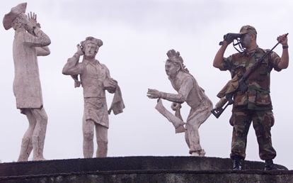 Un soldado hace guardia en la Rotonda de El Güegüense en Managua, capital nicaragüense.