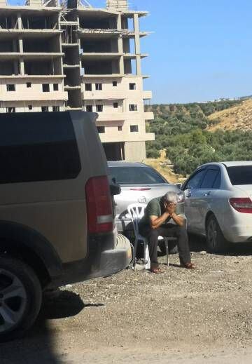 Un hombre palestino se lamenta por la demolición de su casa por parte de fuerzas israelíes el 22 de julio de 2019.