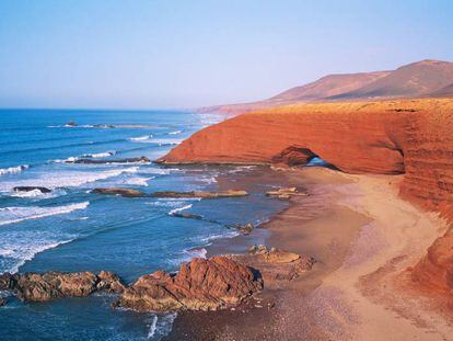 Uno de los arcos de arenisca en la playa de Legzira, entre Mirleft y Sidi Ifni, en la costa marroqu&iacute;. 