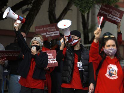 Varias enfermeras se manifiestan en San Francisco (California) el 10 de noviembre en demanda de aumentos salariales y seguridad en el trabajo.