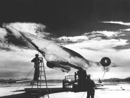 El prototipo del avión espía A-12, realizado en titanio, en mitad de la base Área 51 en el desierto de Nevada.