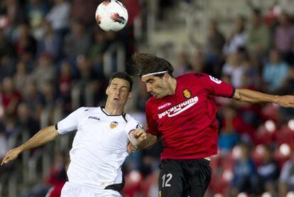 Aduriz y Chico disputan un balón aéreo.